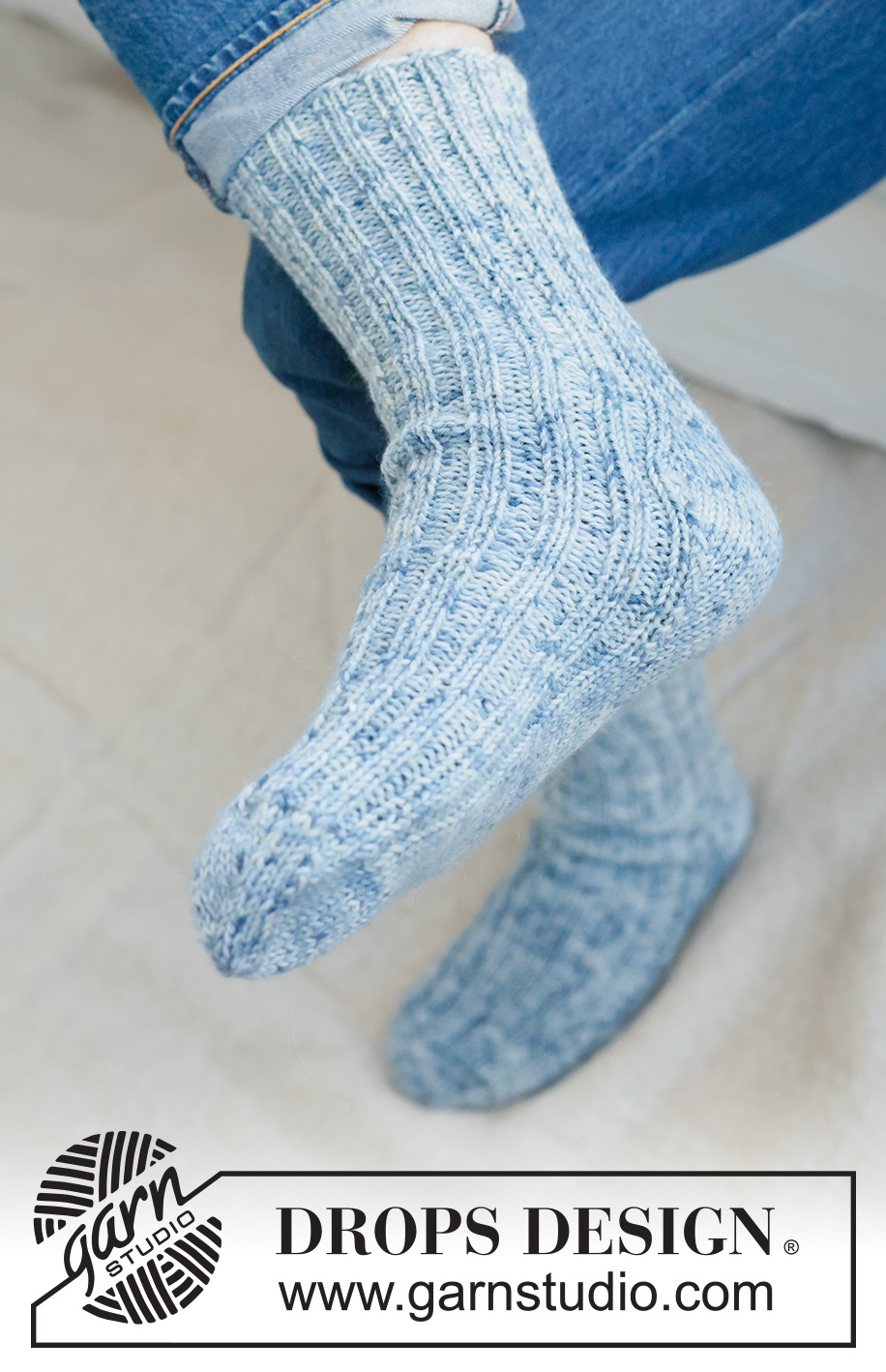 Blue Harmony Socks / DROPS 260-49 - Miehen ylhäältä alas neulotut sukat DROPS Fiesta-langasta. Työssä on joustinneuletta ja timanttikantapää. Koot 38 - 46.