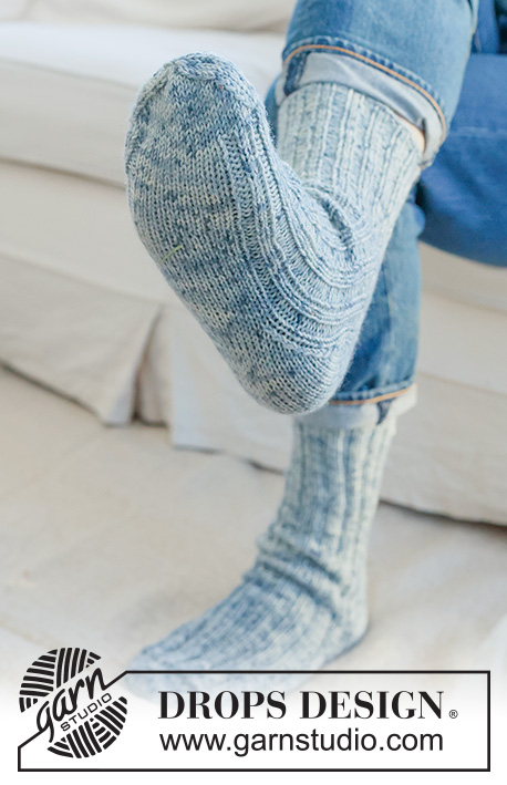 Blue Harmony Socks / DROPS 260-49 - Miehen ylhäältä alas neulotut sukat DROPS Fiesta-langasta. Työssä on joustinneuletta ja timanttikantapää. Koot 38 - 46.