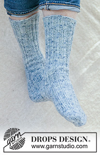 Blue Harmony Socks / DROPS 260-49 - Miehen ylhäältä alas neulotut sukat DROPS Fiesta-langasta. Työssä on joustinneuletta ja timanttikantapää. Koot 38 - 46.