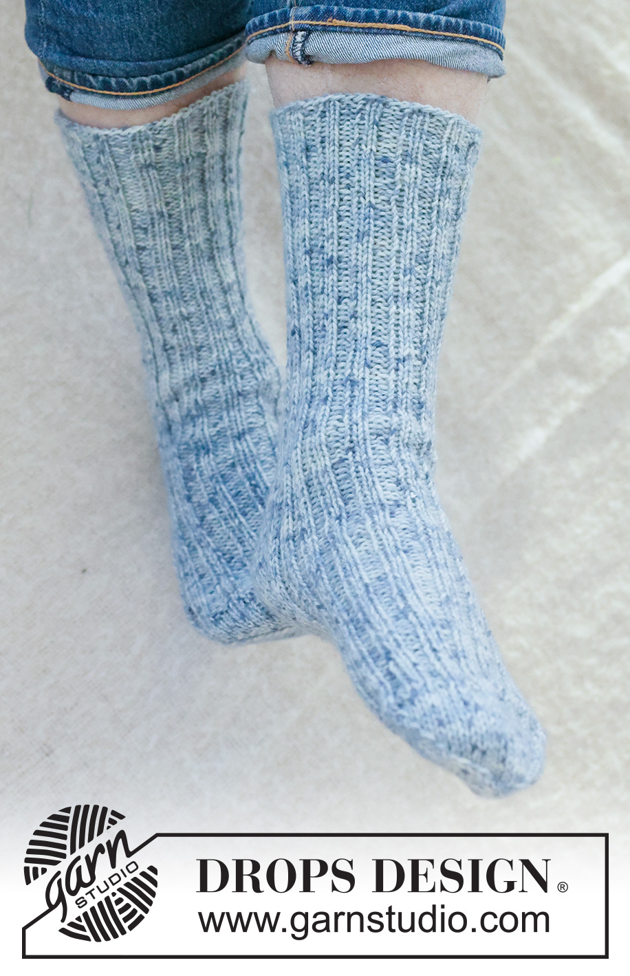 Blue Harmony Socks / DROPS 260-49 - Miehen ylhäältä alas neulotut sukat DROPS Fiesta-langasta. Työssä on joustinneuletta ja timanttikantapää. Koot 38 - 46.