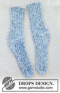 Blue Harmony Socks / DROPS 260-49 - Miehen ylhäältä alas neulotut sukat DROPS Fiesta-langasta. Työssä on joustinneuletta ja timanttikantapää. Koot 38 - 46.