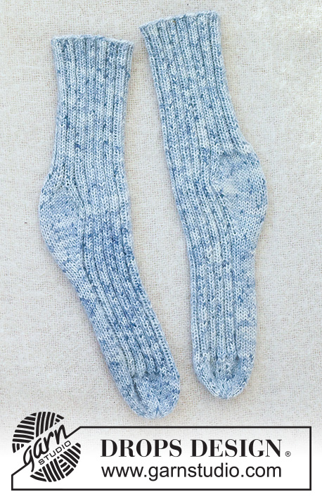Blue Harmony Socks / DROPS 260-49 - Miehen ylhäältä alas neulotut sukat DROPS Fiesta-langasta. Työssä on joustinneuletta ja timanttikantapää. Koot 38 - 46.