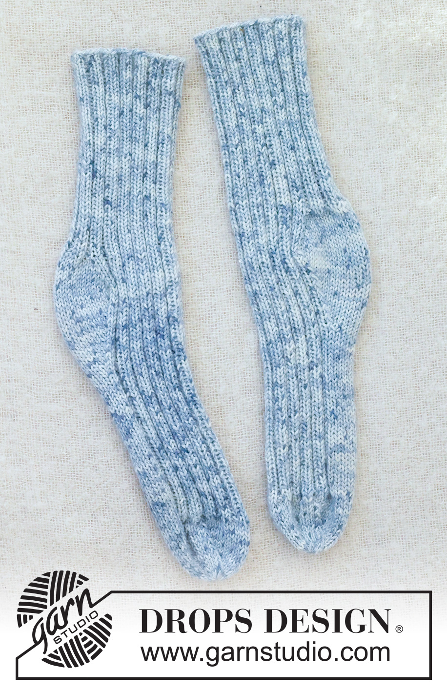 Blue Harmony Socks / DROPS 260-49 - Miehen ylhäältä alas neulotut sukat DROPS Fiesta-langasta. Työssä on joustinneuletta ja timanttikantapää. Koot 38 - 46.