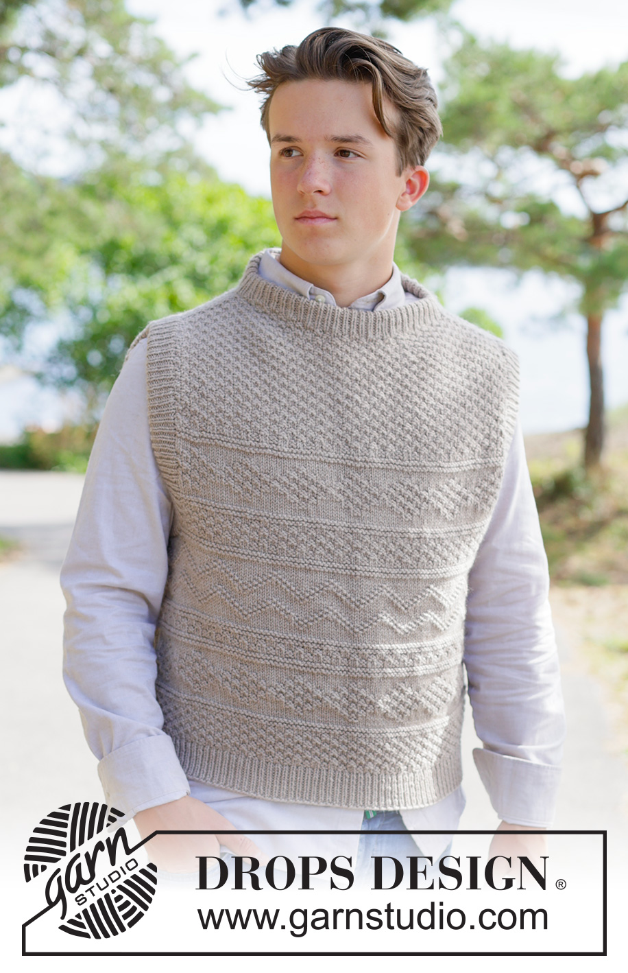 Winds of Winter Vest / DROPS 260-5 - Strikket vest til herre i DROPS Karisma eller DROPS Merino Extra Fine. Arbeidet strikkes ovenfra og ned med skrå skulder, relieffmønster og rund hals. Størrelse XS – XXL.