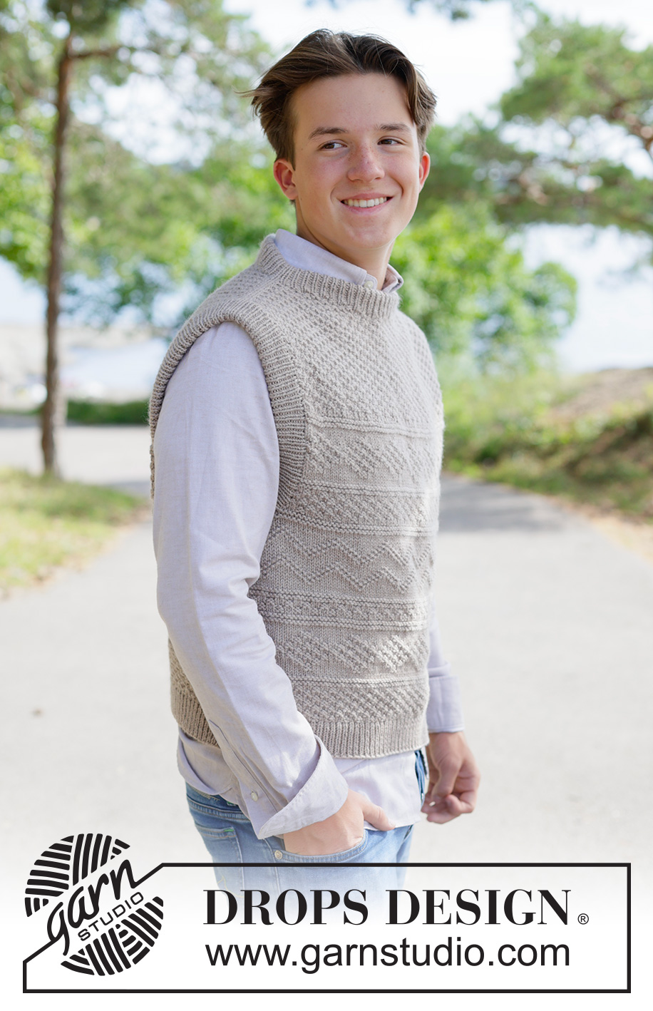 Winds of Winter Vest / DROPS 260-5 - Strikket vest til herre i DROPS Karisma eller DROPS Merino Extra Fine. Arbeidet strikkes ovenfra og ned med skrå skulder, relieffmønster og rund hals. Størrelse XS – XXL.