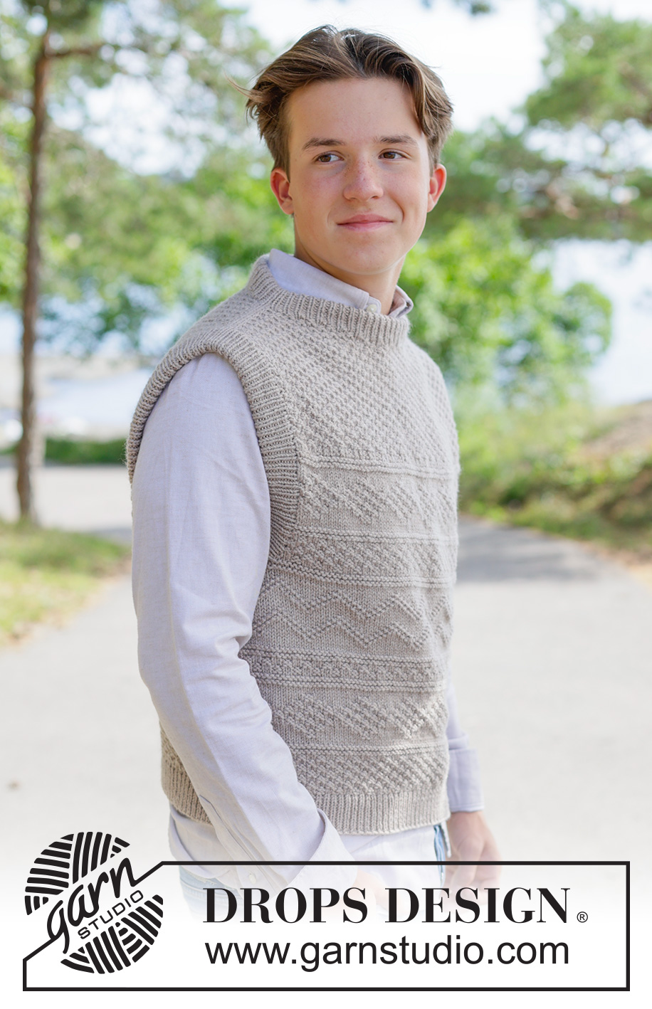 Winds of Winter Vest / DROPS 260-5 - Strikket vest til herre i DROPS Karisma eller DROPS Merino Extra Fine. Arbeidet strikkes ovenfra og ned med skrå skulder, relieffmønster og rund hals. Størrelse XS – XXL.