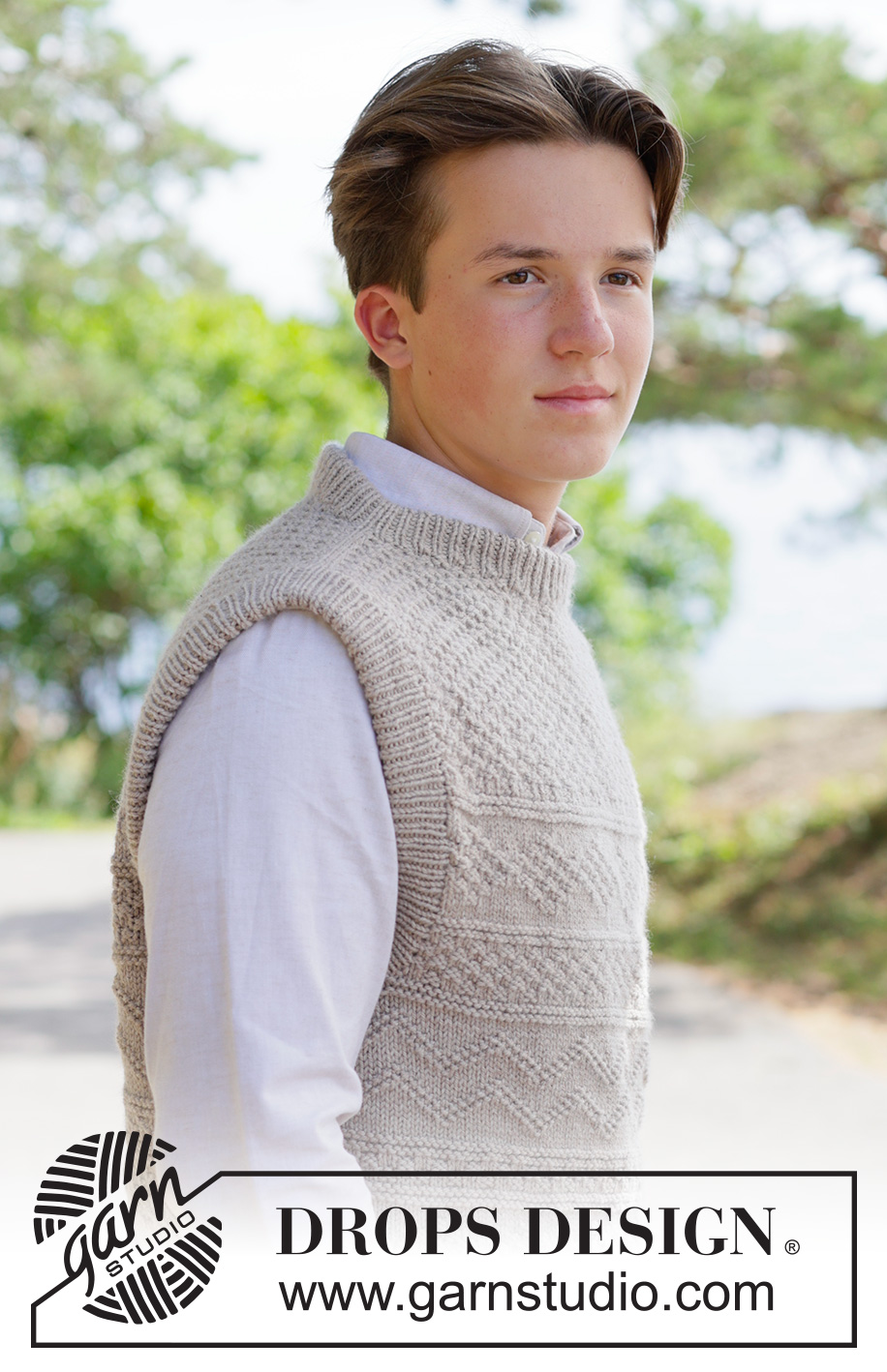 Winds of Winter Vest / DROPS 260-5 - Strikket vest til herre i DROPS Karisma eller DROPS Merino Extra Fine. Arbeidet strikkes ovenfra og ned med skrå skulder, relieffmønster og rund hals. Størrelse XS – XXL.