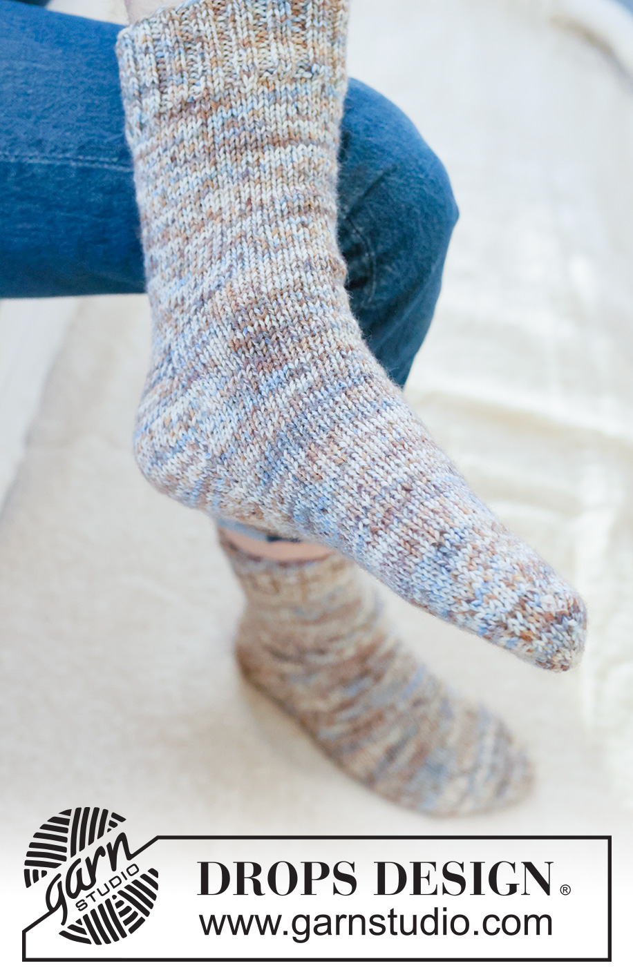 Blue Timber Socks / DROPS 260-50 - Miehen ylhäältä alas neulotut sukat DROPS Fiesta-langasta. Työssä on joustinneuletta ja timanttikantapää. Koot 38 - 46.