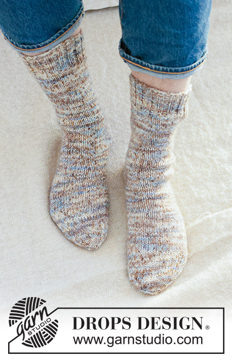 Blue Timber Socks / DROPS 260-50 - Miehen ylhäältä alas neulotut sukat DROPS Fiesta-langasta. Työssä on joustinneuletta ja timanttikantapää. Koot 38 - 46.