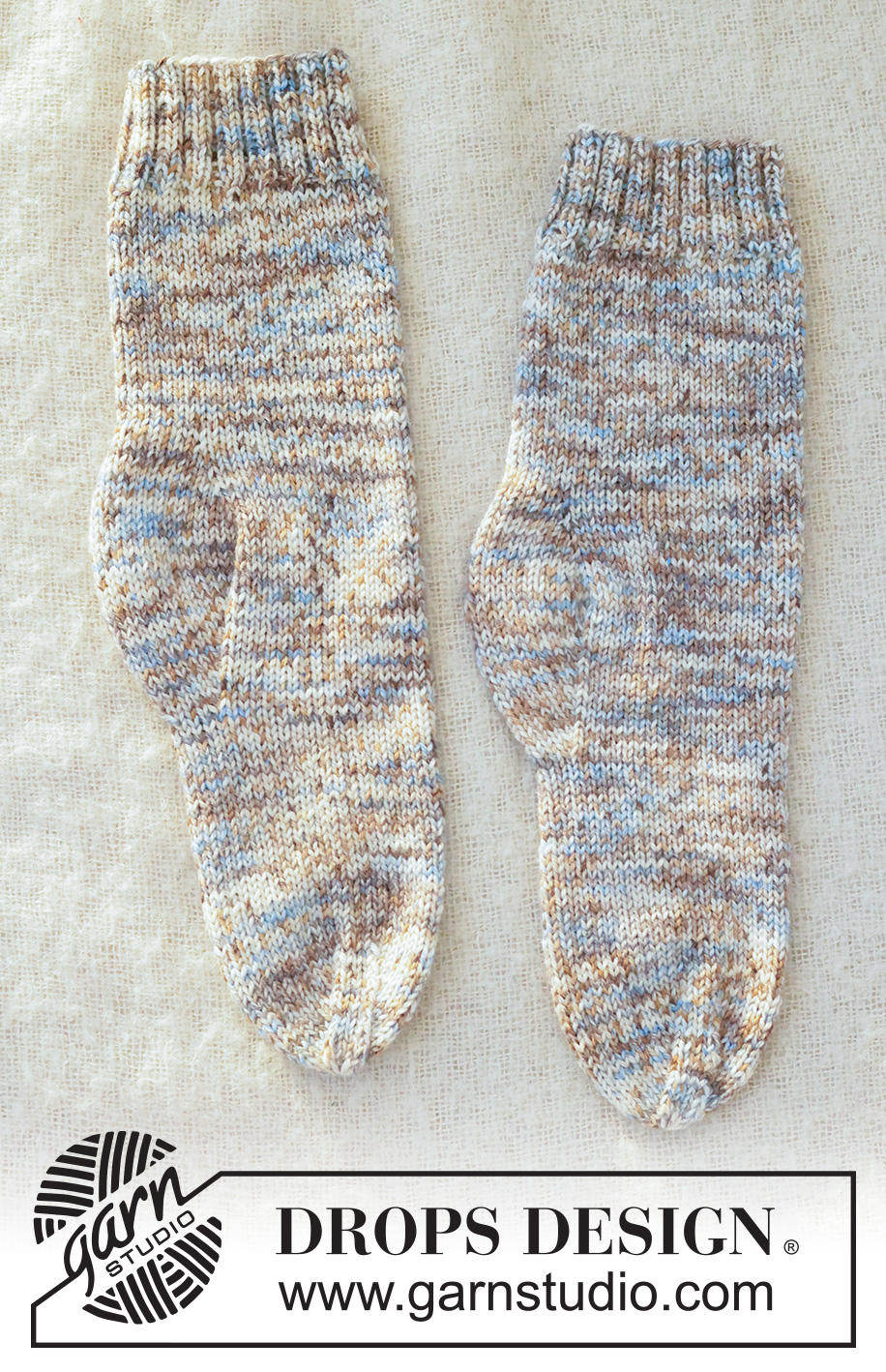 Blue Timber Socks / DROPS 260-50 - Miehen ylhäältä alas neulotut sukat DROPS Fiesta-langasta. Työssä on joustinneuletta ja timanttikantapää. Koot 38 - 46.