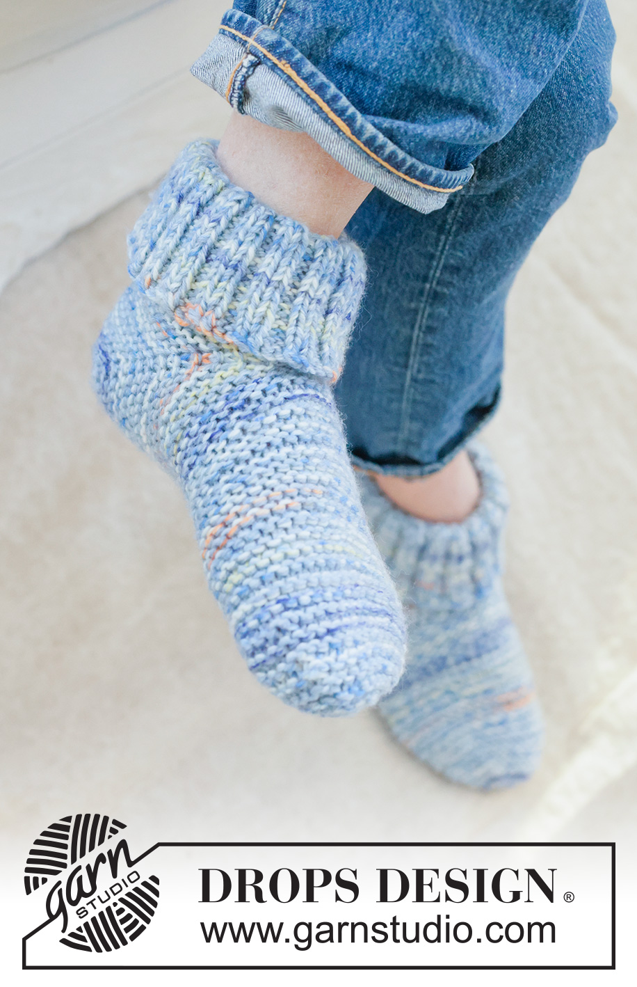 Ocean Light Slippers / DROPS 260-51 - Miehen neulotut tohvelit 2-kertaisesta DROPS Fiesta-langasta. Työ neulotaan kantapäästä alkaen. Työssä on dominoruutu, ainaoikeinneuletta ja joustinneuletta. Koot 38-46.