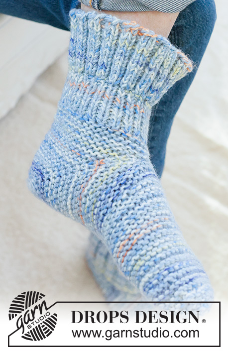 Ocean Light Slippers / DROPS 260-51 - Miehen neulotut tohvelit 2-kertaisesta DROPS Fiesta-langasta. Työ neulotaan kantapäästä alkaen. Työssä on dominoruutu, ainaoikeinneuletta ja joustinneuletta. Koot 38-46.