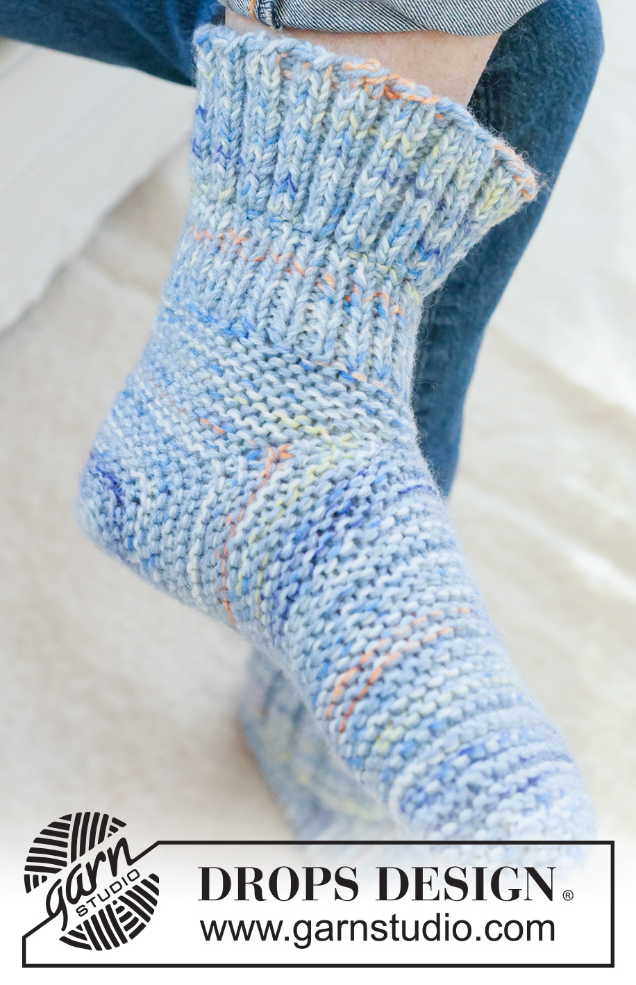 Ocean Light Slippers / DROPS 260-51 - Miehen neulotut tohvelit 2-kertaisesta DROPS Fiesta-langasta. Työ neulotaan kantapäästä alkaen. Työssä on dominoruutu, ainaoikeinneuletta ja joustinneuletta. Koot 38-46.