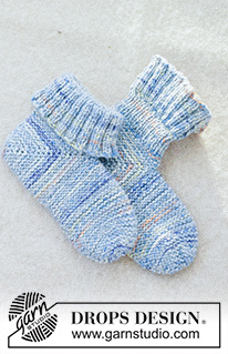 Ocean Light Slippers / DROPS 260-51 - Miehen neulotut tohvelit 2-kertaisesta DROPS Fiesta-langasta. Työ neulotaan kantapäästä alkaen. Työssä on dominoruutu, ainaoikeinneuletta ja joustinneuletta. Koot 38-46.