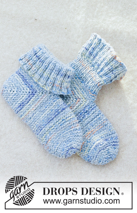 Ocean Light Slippers / DROPS 260-51 - Miehen neulotut tohvelit 2-kertaisesta DROPS Fiesta-langasta. Työ neulotaan kantapäästä alkaen. Työssä on dominoruutu, ainaoikeinneuletta ja joustinneuletta. Koot 38-46.