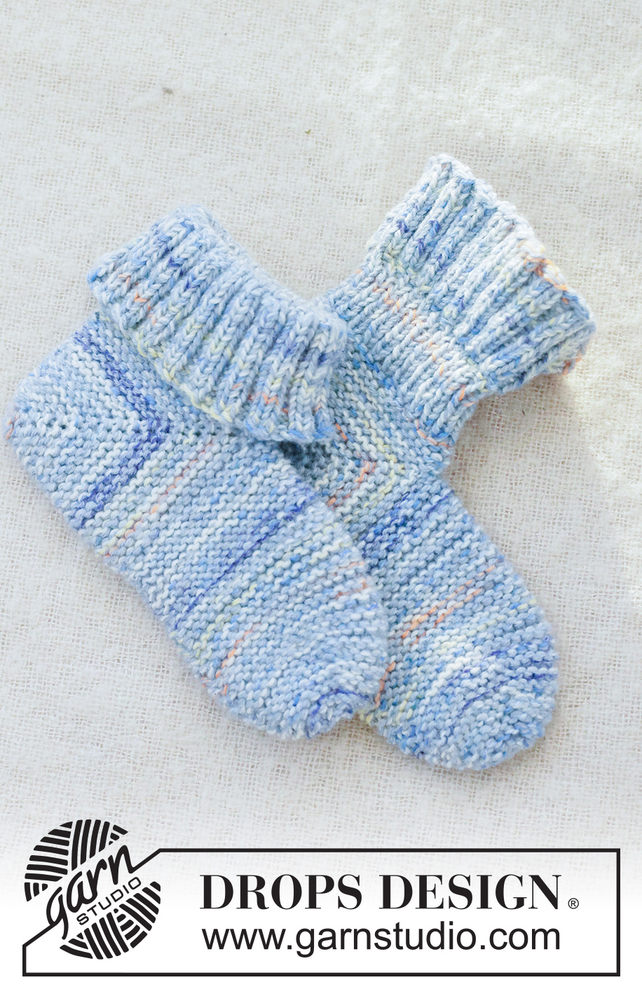 Ocean Light Slippers / DROPS 260-51 - Miehen neulotut tohvelit 2-kertaisesta DROPS Fiesta-langasta. Työ neulotaan kantapäästä alkaen. Työssä on dominoruutu, ainaoikeinneuletta ja joustinneuletta. Koot 38-46.