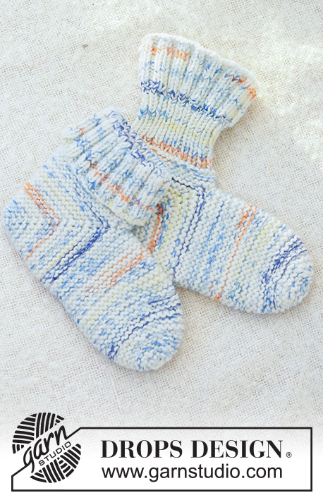 Ocean Light Slippers / DROPS 260-51 - Miehen neulotut tohvelit 2-kertaisesta DROPS Fiesta-langasta. Työ neulotaan kantapäästä alkaen. Työssä on dominoruutu, ainaoikeinneuletta ja joustinneuletta. Koot 38-46.