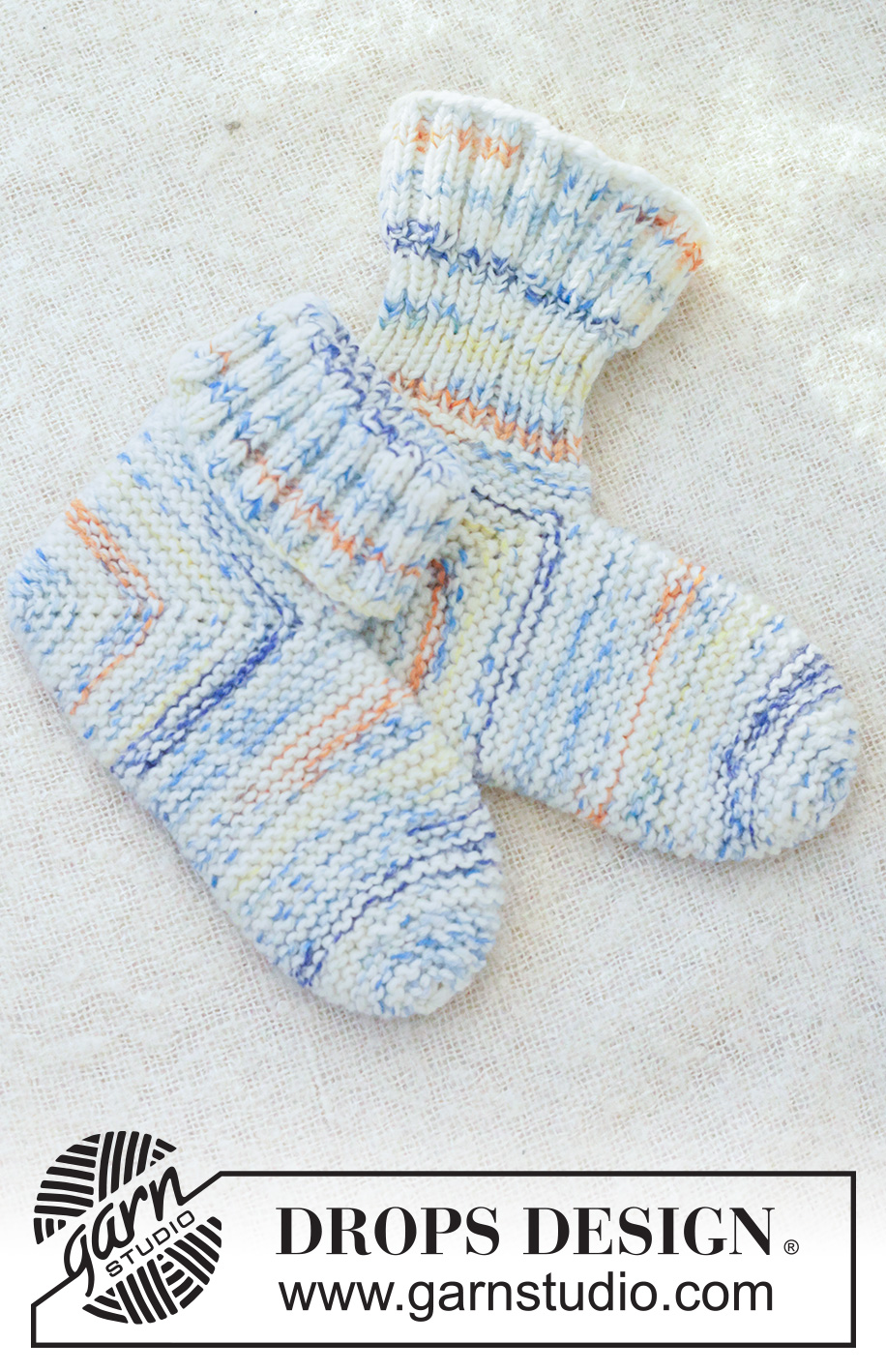 Ocean Light Slippers / DROPS 260-51 - Miehen neulotut tohvelit 2-kertaisesta DROPS Fiesta-langasta. Työ neulotaan kantapäästä alkaen. Työssä on dominoruutu, ainaoikeinneuletta ja joustinneuletta. Koot 38-46.