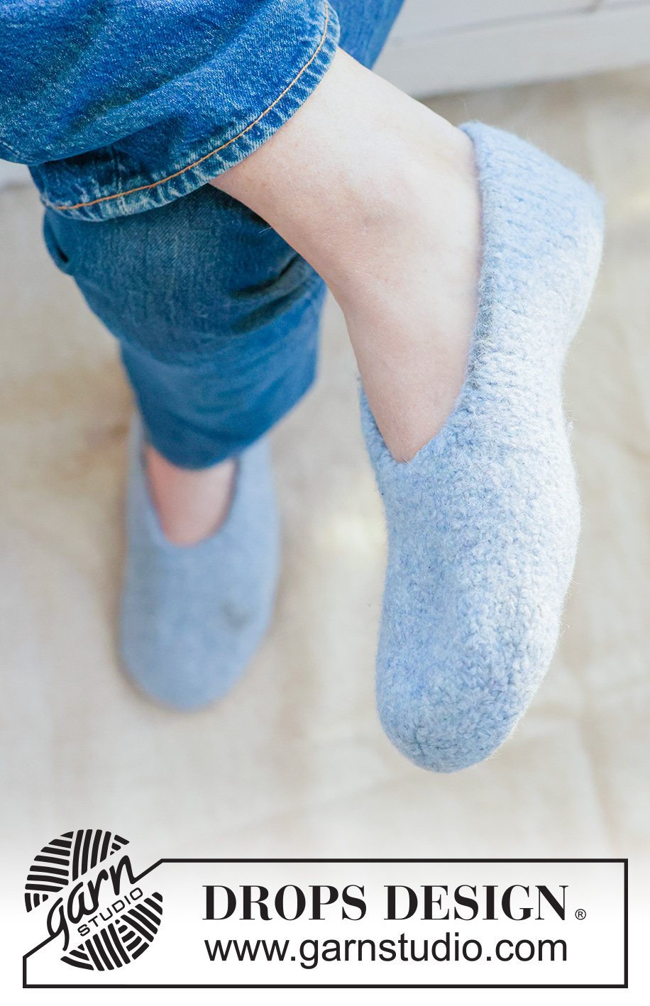 Blue Calm Slippers / DROPS 260-52 - Miehen neulotut ja huovutetut tohvelit DROPS Snow-langasta. Työ neulotaan tasona kärjestä kantapäähän. Koot 38-46.