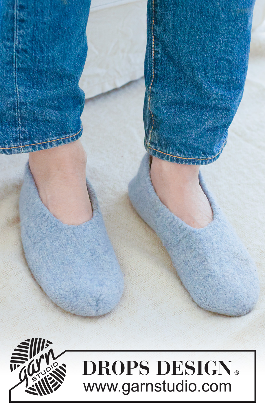 Blue Calm Slippers / DROPS 260-52 - Miehen neulotut ja huovutetut tohvelit DROPS Snow-langasta. Työ neulotaan tasona kärjestä kantapäähän. Koot 38-46.