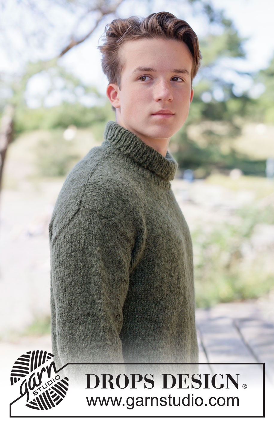 Midnight Moss Sweater / DROPS 260-7 - Strikket bluse til herre i DROPS Alpaca og DROPS Brushed Alpaca Silk. Arbejdet strikkes oppefra og ned i glatstrik med europæisk skulder / skrå skulder og høj hals. Størrelse XS - XXXL.