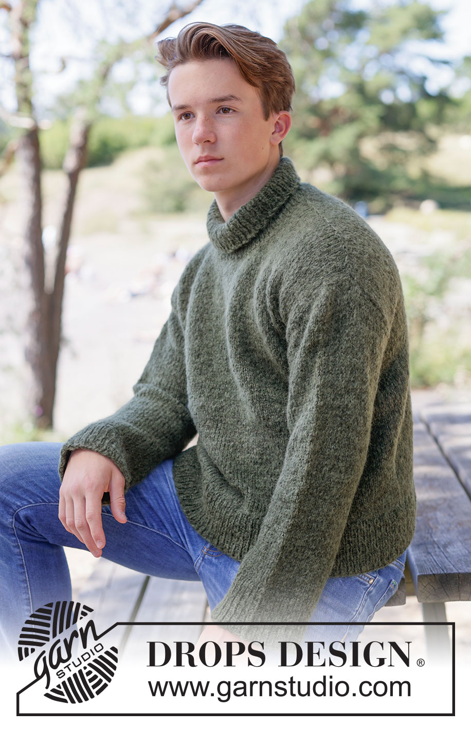 Midnight Moss Sweater / DROPS 260-7 - Strikket bluse til herre i DROPS Alpaca og DROPS Brushed Alpaca Silk. Arbejdet strikkes oppefra og ned i glatstrik med europæisk skulder / skrå skulder og høj hals. Størrelse XS - XXXL.