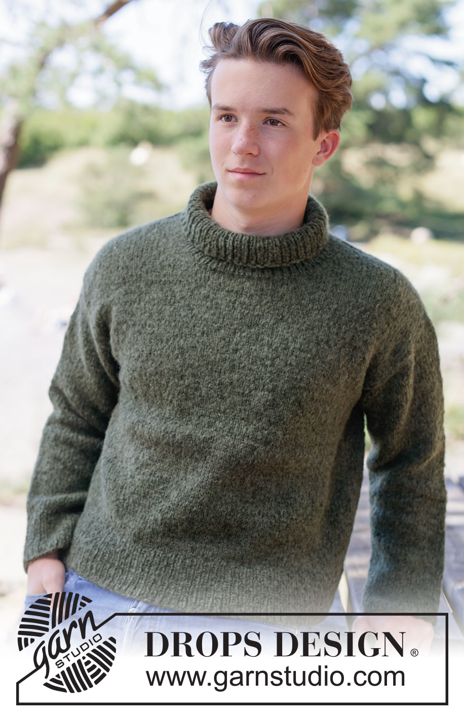 Midnight Moss Sweater / DROPS 260-7 - Strikket bluse til herre i DROPS Alpaca og DROPS Brushed Alpaca Silk. Arbejdet strikkes oppefra og ned i glatstrik med europæisk skulder / skrå skulder og høj hals. Størrelse XS - XXXL.