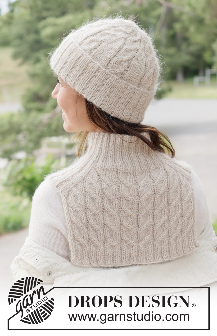 Frosted Braid Set / DROPS 261-16 - Gestrickter Kragenschal und Mütze in DROPS Puna und DROPS Kid-Silk oder DROPS Merino Extra Fine und DROPS Kid-Silk. Die Arbeit wird mit Rippenmuster und Zopfmuster gestrickt.