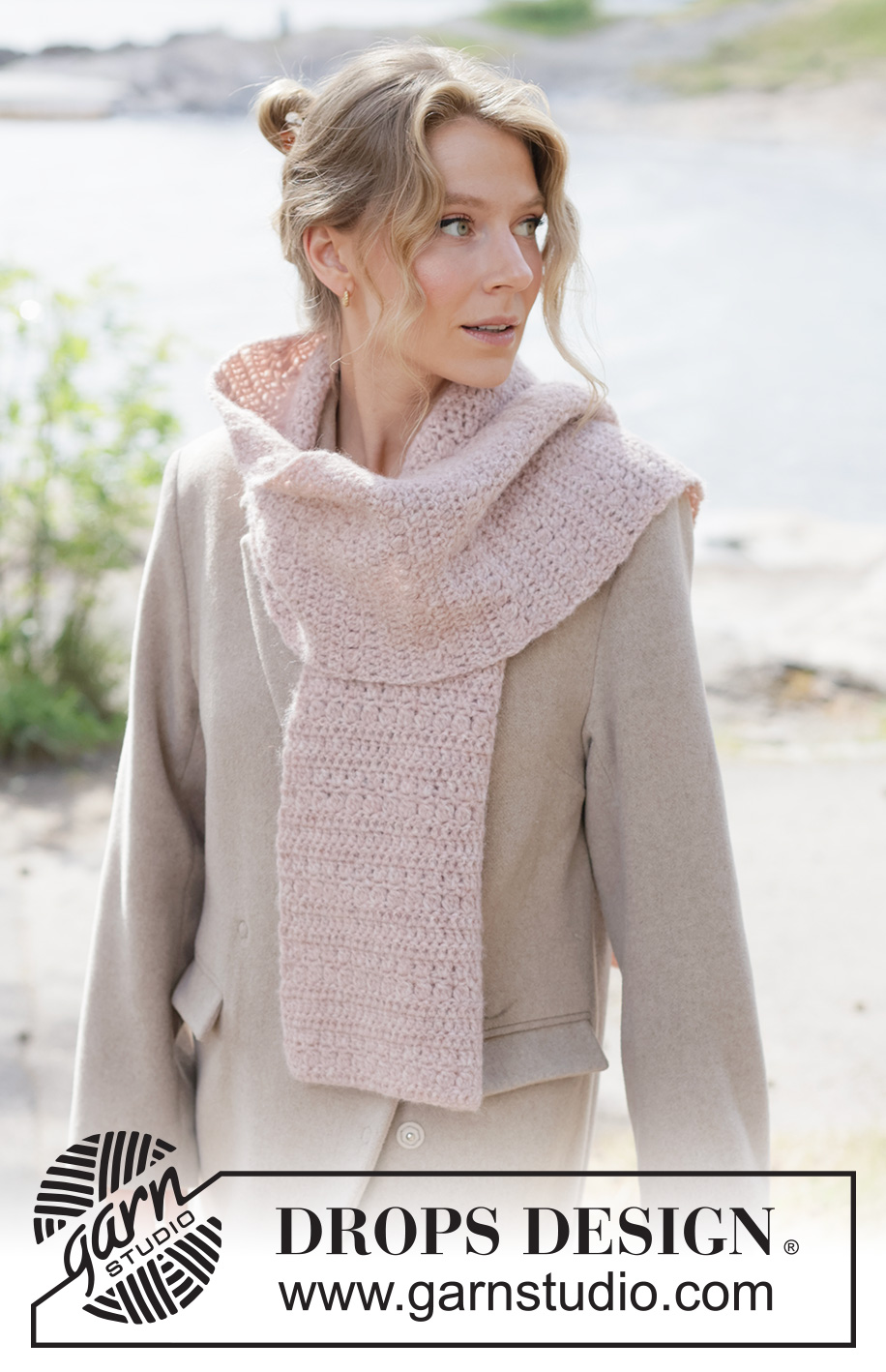 Sugarplum Snuggle Scarf / DROPS 261-19 - Bufanda a ganchillo en DROPS Air. La labor está realizada de ida y vuelta.