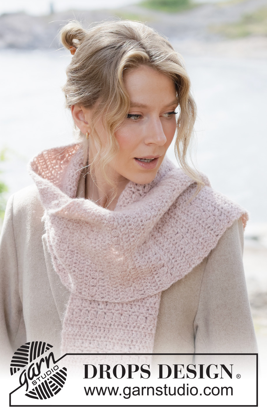 Sugarplum Snuggle Scarf / DROPS 261-19 - Bufanda a ganchillo en DROPS Air. La labor está realizada de ida y vuelta.