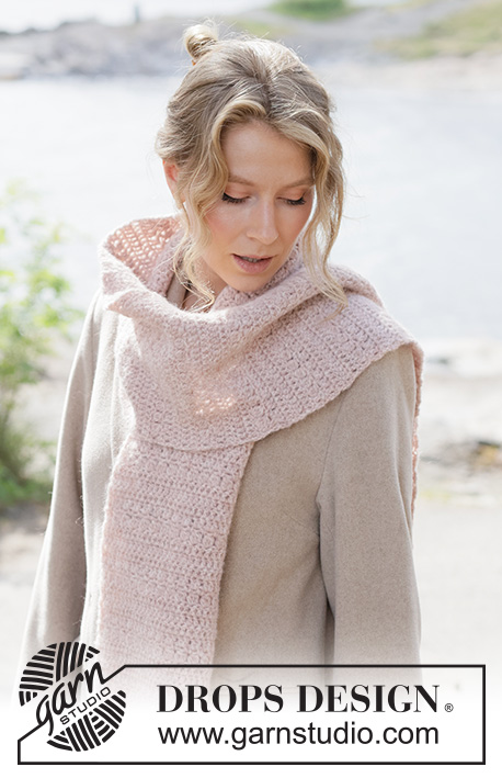 Sugarplum Snuggle Scarf / DROPS 261-19 - Bufanda a ganchillo en DROPS Air. La labor está realizada de ida y vuelta.