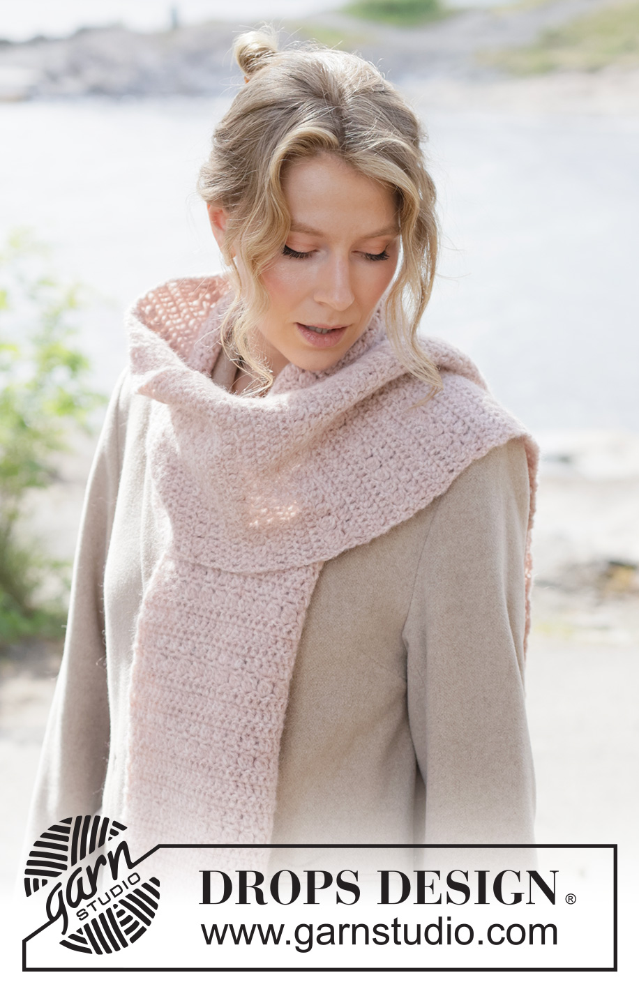 Sugarplum Snuggle Scarf / DROPS 261-19 - Bufanda a ganchillo en DROPS Air. La labor está realizada de ida y vuelta.