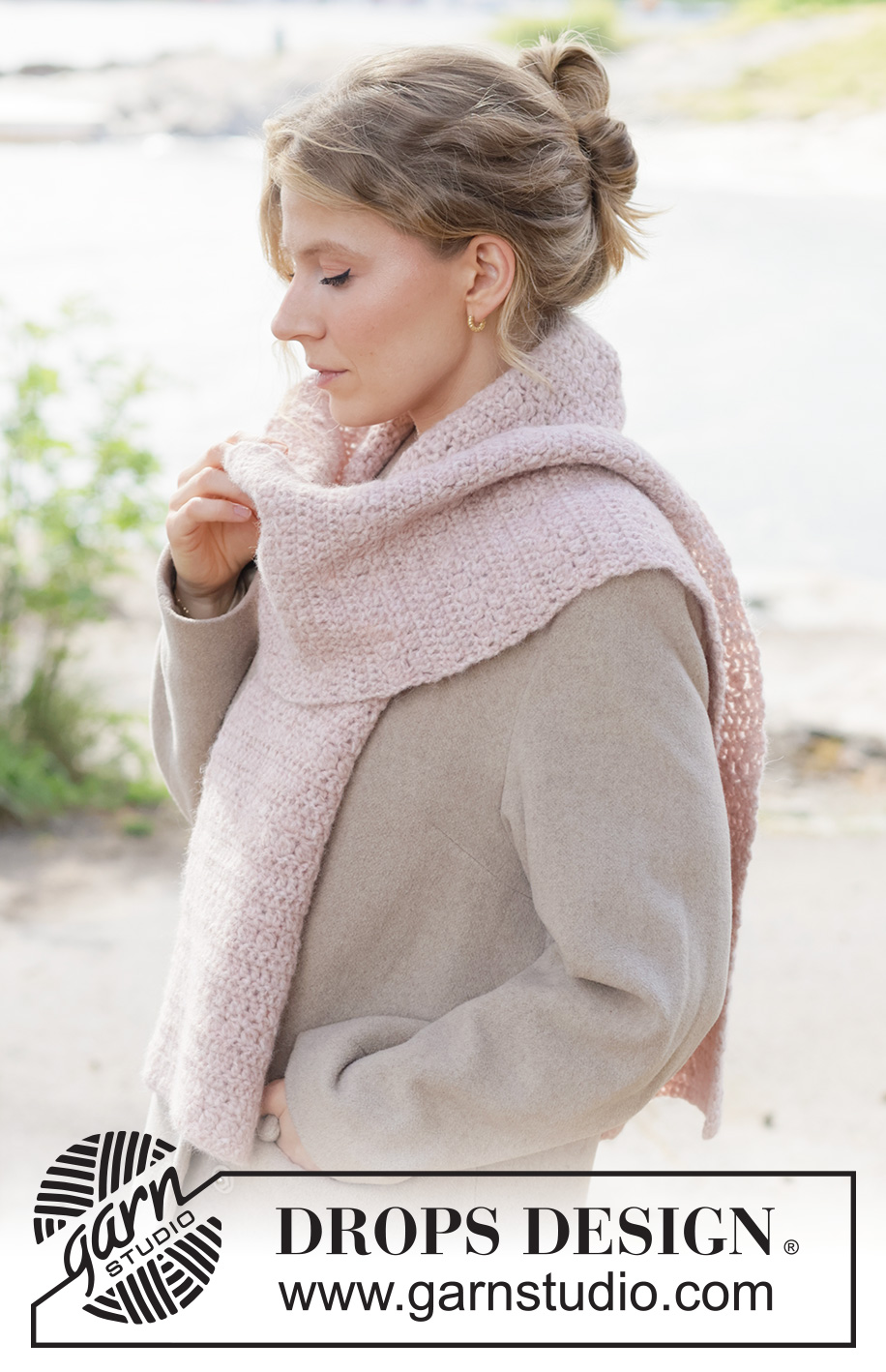 Sugarplum Snuggle Scarf / DROPS 261-19 - Bufanda a ganchillo en DROPS Air. La labor está realizada de ida y vuelta.