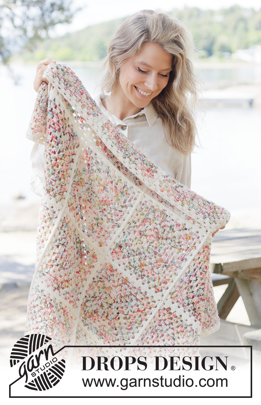 Wildflower Bloom Blanket / DROPS 261-2 - Crocheted blanket in DROPS Fiesta. The piece is worked in Granny squares, which are then worked together.
