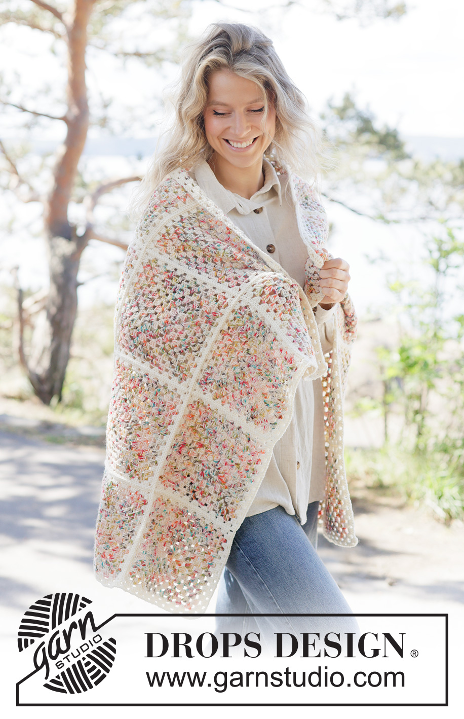 Wildflower Bloom Blanket / DROPS 261-2 - Crocheted blanket in DROPS Fiesta. The piece is worked in Granny squares, which are then worked together.