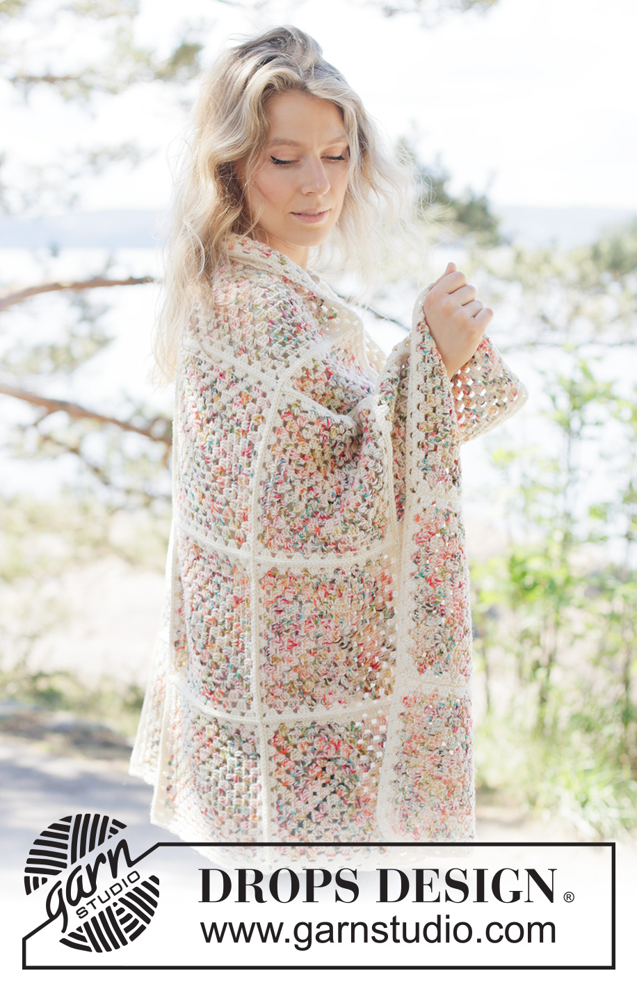 Wildflower Bloom Blanket / DROPS 261-2 - Crocheted blanket in DROPS Fiesta. The piece is worked in Granny squares, which are then worked together.