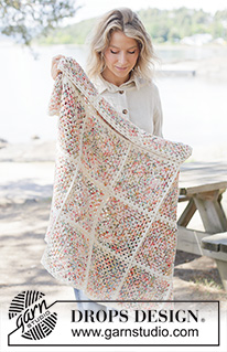 Wildflower Bloom Blanket / DROPS 261-2 - Crocheted blanket in DROPS Fiesta. The piece is worked in Granny squares, which are then worked together.