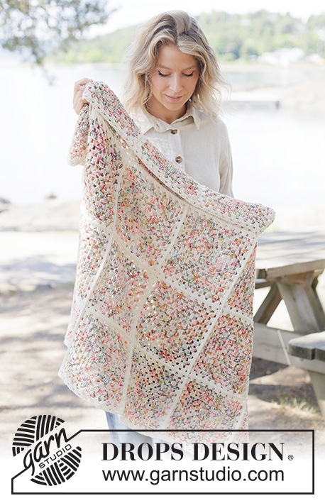 Wildflower Bloom Blanket / DROPS 261-2 - Crocheted blanket in DROPS Fiesta. The piece is worked in Granny squares, which are then worked together.