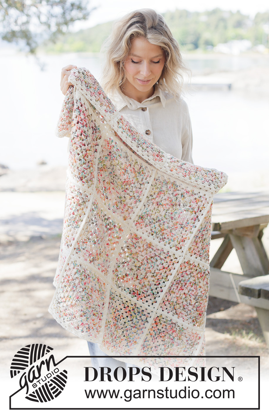 Wildflower Bloom Blanket / DROPS 261-2 - Crocheted blanket in DROPS Fiesta. The piece is worked in Granny squares, which are then worked together.