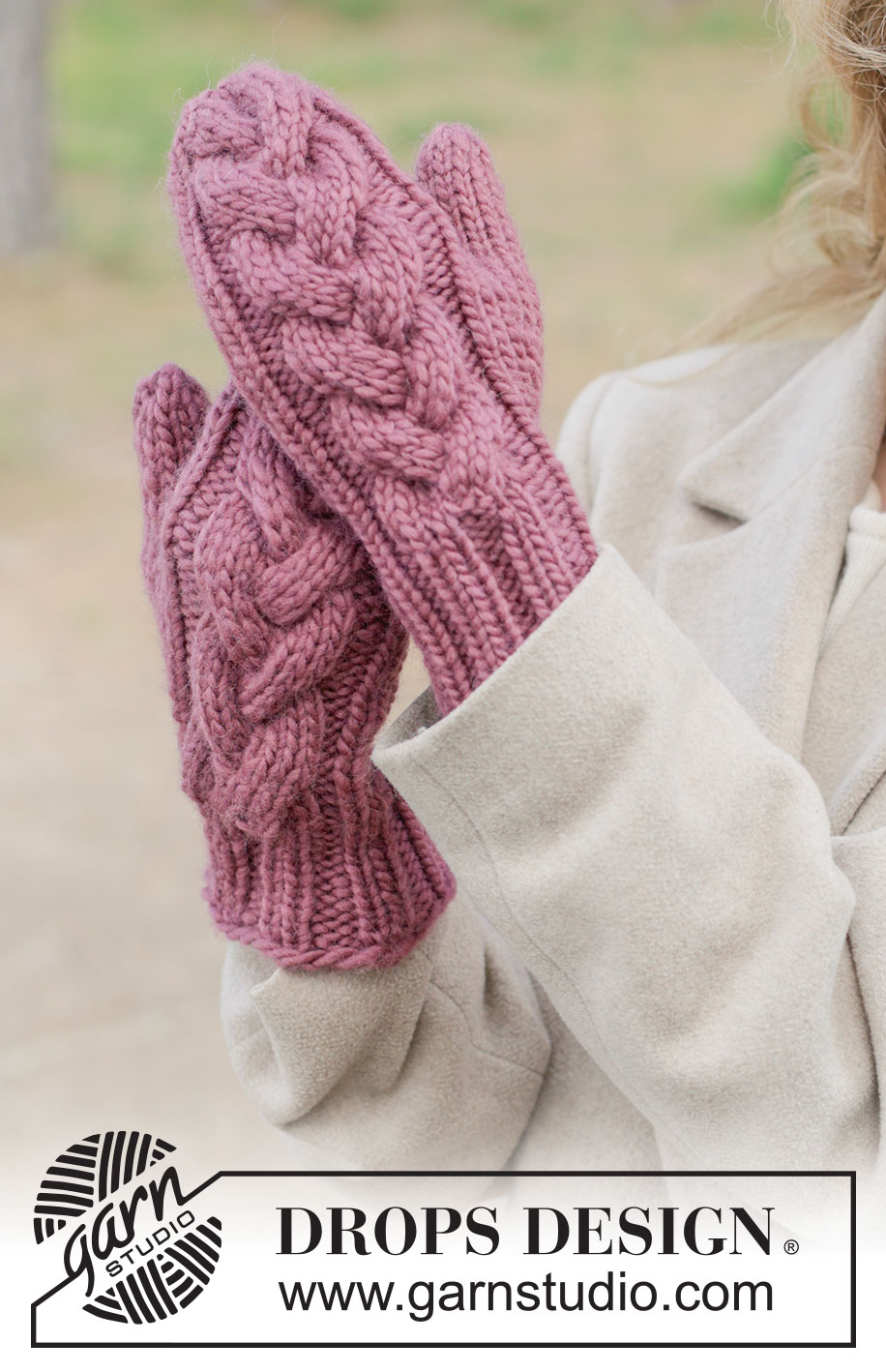Thistle Twist Mittens / DROPS 261-22 - DROPS Snow lõngast alt üles kootud palmikutega labakud