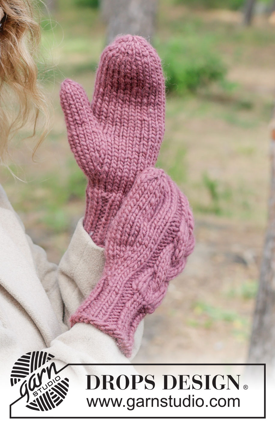 Thistle Twist Mittens / DROPS 261-22 - DROPS Snow lõngast alt üles kootud palmikutega labakud
