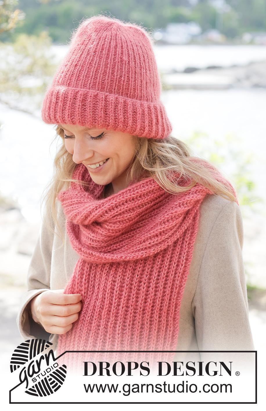 Cherry Fluff Set / DROPS 261-24 - Gebreide muts en sjaal in 1 draad DROPS Nord en 2 draden DROPS Kid-Silk, of 1 draad DROPS Alpaca en 2 draden DROPS Kid-Silk. Het werk wordt in Engelse patentsteek en boordsteek gebreid.
