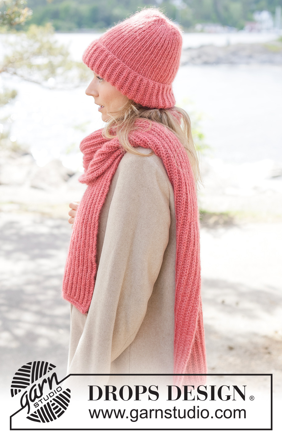 Cherry Fluff Set / DROPS 261-24 - Gebreide muts en sjaal in 1 draad DROPS Nord en 2 draden DROPS Kid-Silk, of 1 draad DROPS Alpaca en 2 draden DROPS Kid-Silk. Het werk wordt in Engelse patentsteek en boordsteek gebreid.