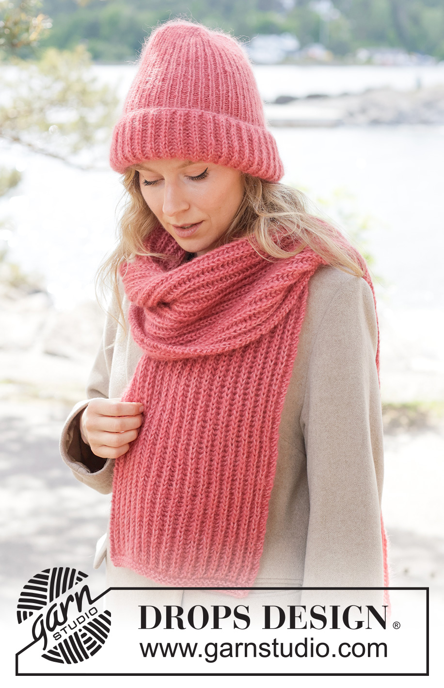 Cherry Fluff Set / DROPS 261-24 - Gebreide muts en sjaal in 1 draad DROPS Nord en 2 draden DROPS Kid-Silk, of 1 draad DROPS Alpaca en 2 draden DROPS Kid-Silk. Het werk wordt in Engelse patentsteek en boordsteek gebreid.