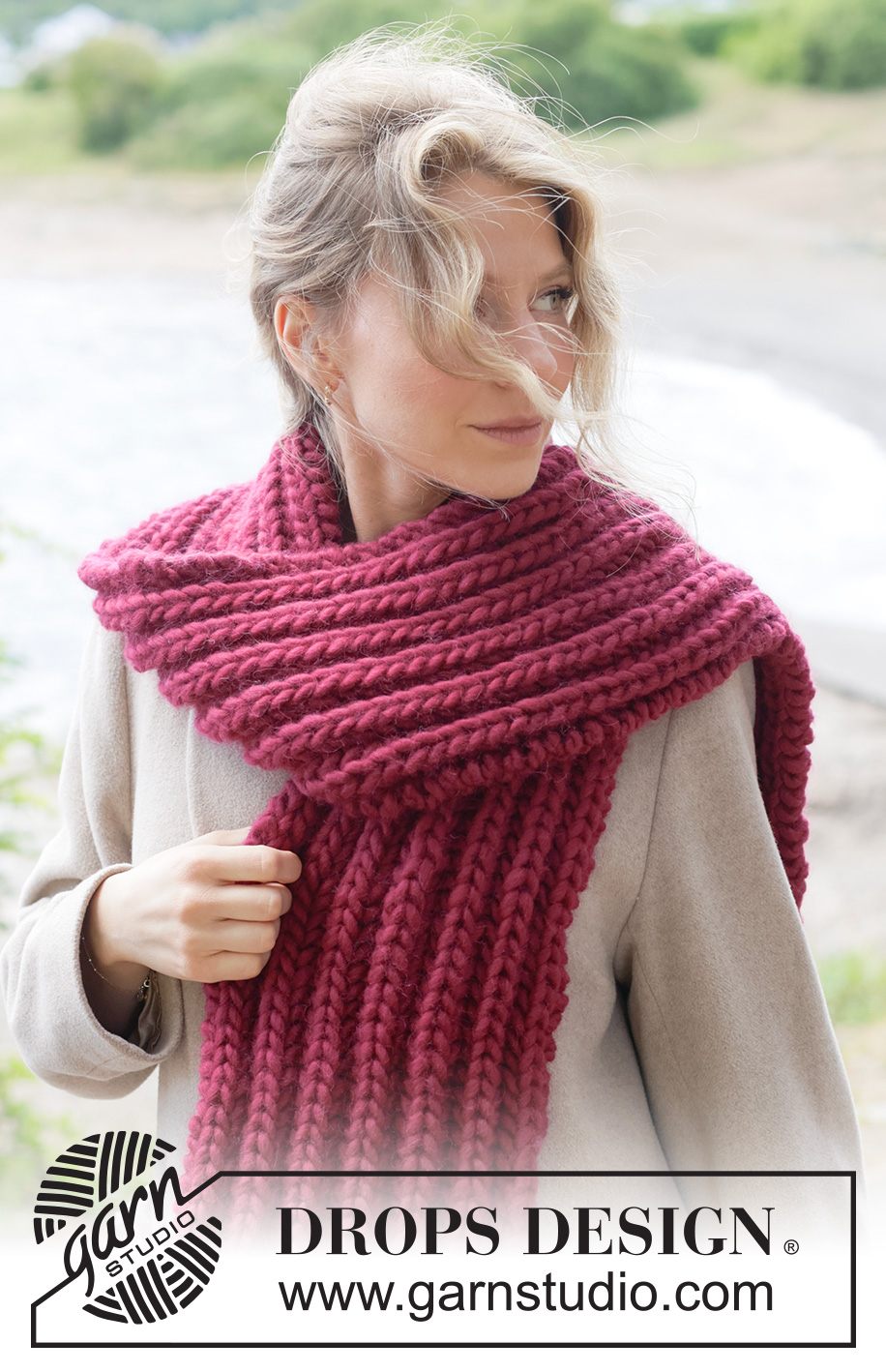 Scarlet Whisper Scarf / DROPS 261-25 - Écharpe tricotée en DROPS Polaris. Se tricote en allers et retours, en côtes anglaises.