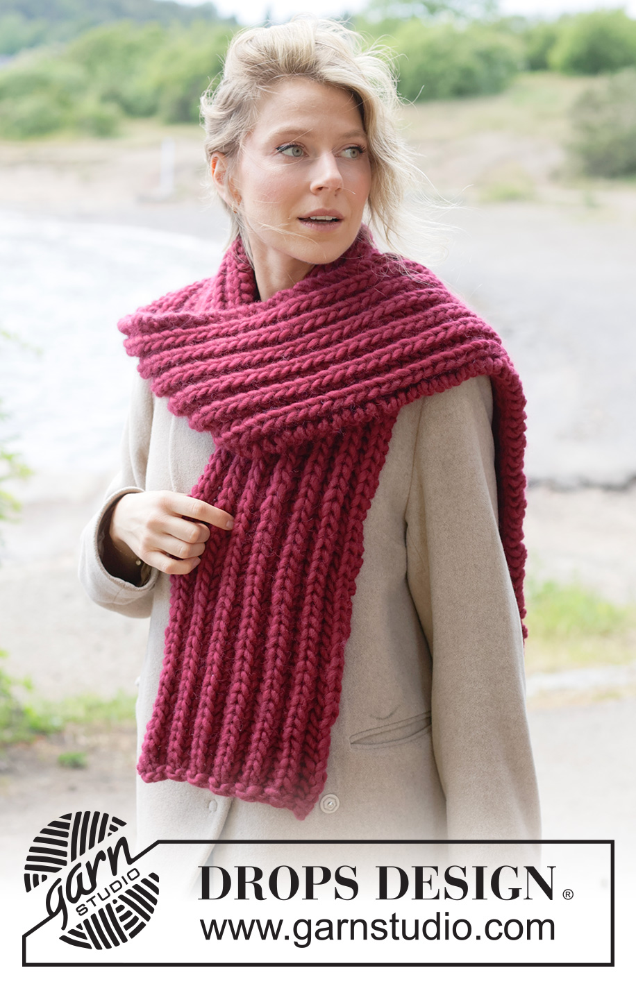 Scarlet Whisper Scarf / DROPS 261-25 - Écharpe tricotée en DROPS Polaris. Se tricote en allers et retours, en côtes anglaises.