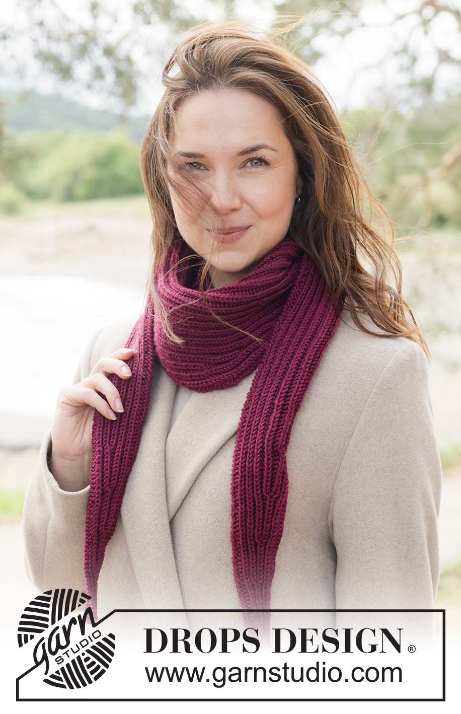 Scarlet Hush Shawl / DROPS 261-26 - Chal a punto en DROPS Merino Extra Fine o DROPS Daisy. La labor se trabaja de lado en punto inglés. Talla S - L.