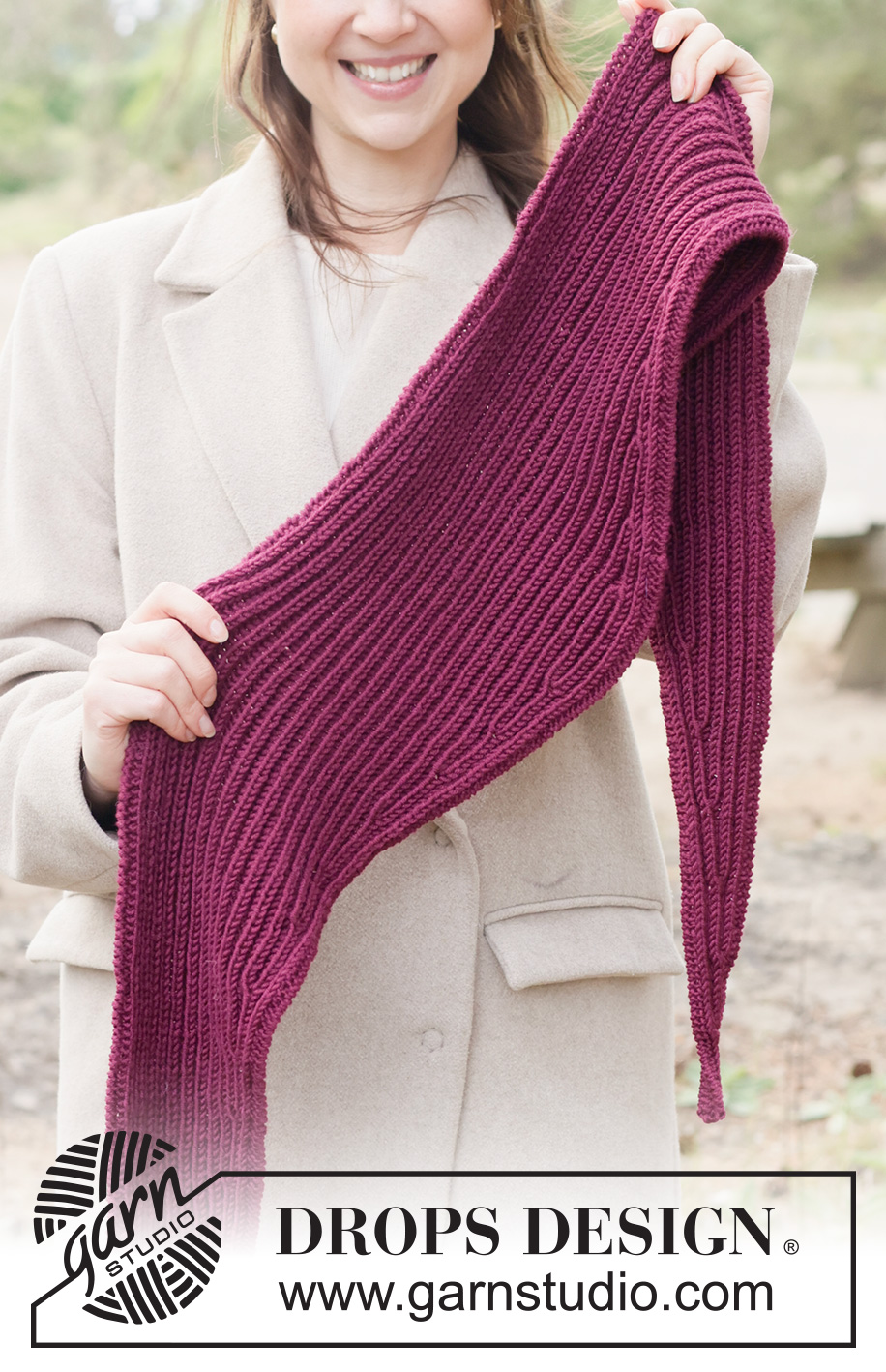 Scarlet Hush Shawl / DROPS 261-26 - Chal a punto en DROPS Merino Extra Fine o DROPS Daisy. La labor se trabaja de lado en punto inglés. Talla S - L.