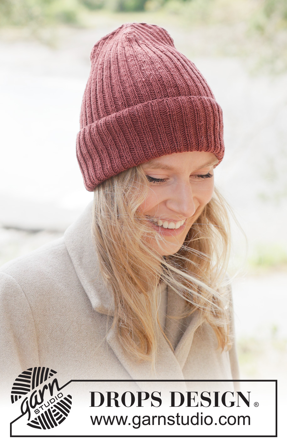 Berry Blaze Hat / DROPS 261-29 - Gebreide muts/beanie in DROPS BabyMerino. Het werk wordt van onder naar boven gebreid in boordsteek.