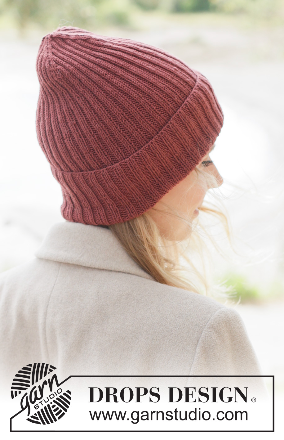Berry Blaze Hat / DROPS 261-29 - Gebreide muts/beanie in DROPS BabyMerino. Het werk wordt van onder naar boven gebreid in boordsteek.